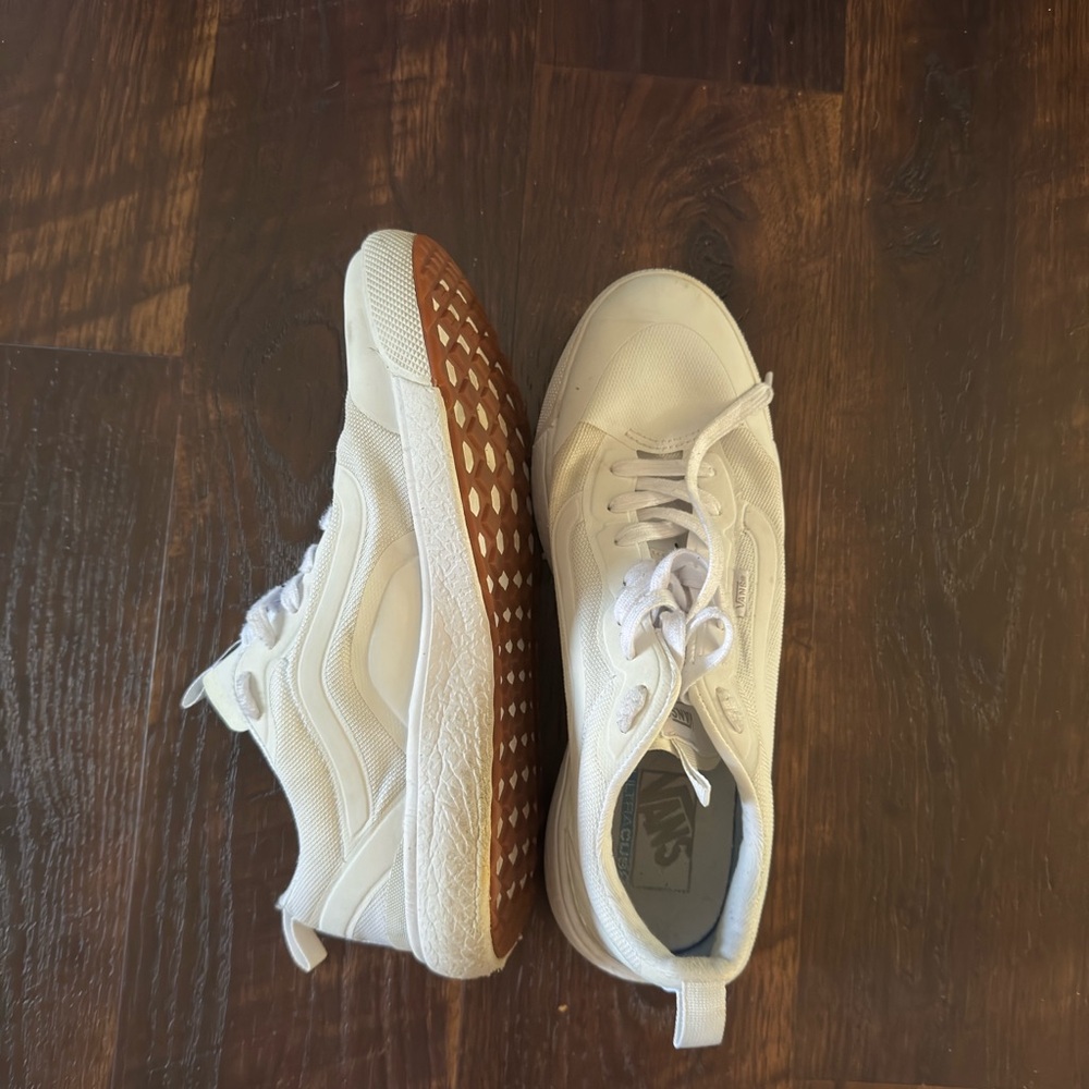 Vans men’s White Sneakers with Gum Sole